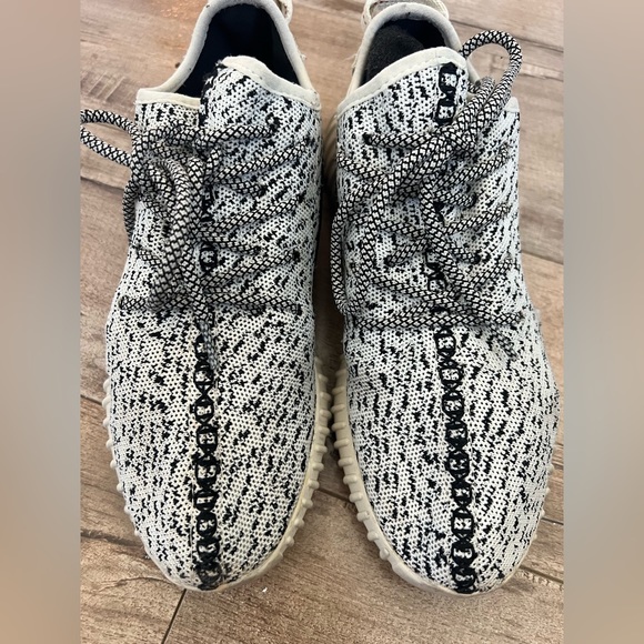 Yeezy 350 Turtlelove.      Size 7.      Worn very good condition.  No box. - Picture 4 of 11